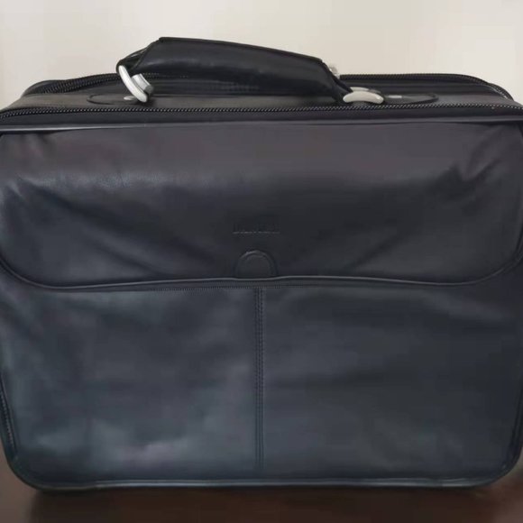 Danier Genuine Leather laptop case 15 Inch Black - Picture 2 of 10